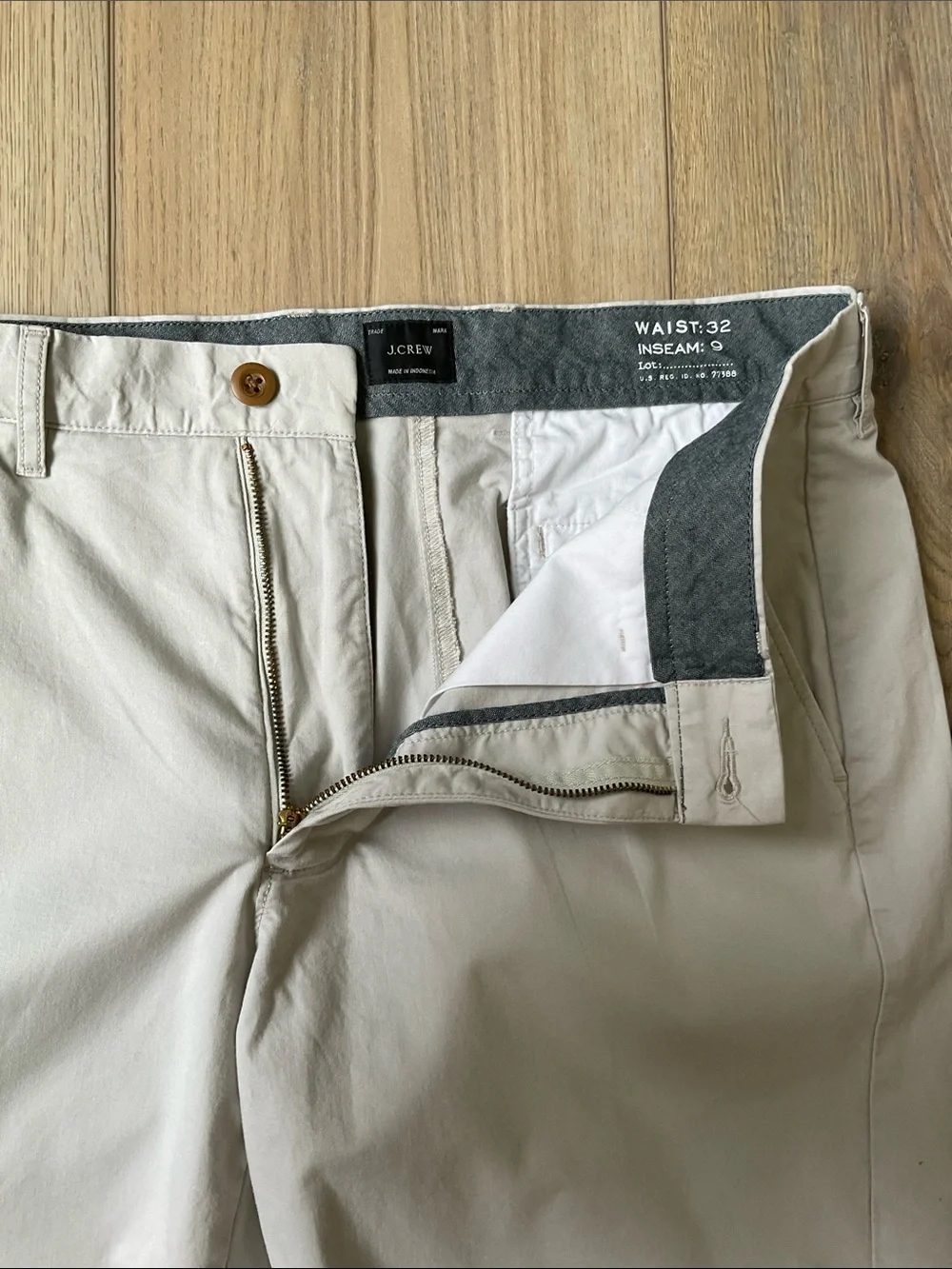 J. Crew 9” Stretch Chino Shorts in Stone 32” Waist Smart Preppy Minimalist